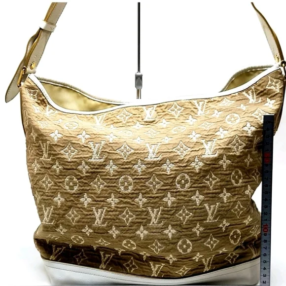 Louis VuittonLimited Edition BlancMonogram Sabbia Besace Bag. Serialcode FO4170. - Picture 2 of 16